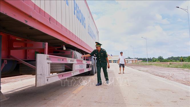 Cán bộ Trạm kiểm soát liên hợp cửa khẩu quốc tế Tân Nam kiểm tra xe container trước khi cho thông quan qua cửa khẩu. Ảnh: Minh Phú – TTVXN