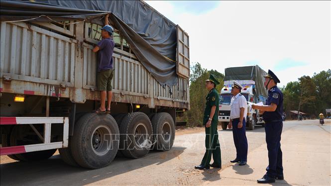 Trước đây cơ sở vật chất còn thiếu thốn, lực lượng Hải quan, Biên phòng, Kiểm dịch… đã hiện diện tại khu vực Tân Nam, đảm trách nhiệm vụ xuất nhập cảnh, kiểm soát người và hàng hóa. Ảnh: Minh Phú – TTVXN