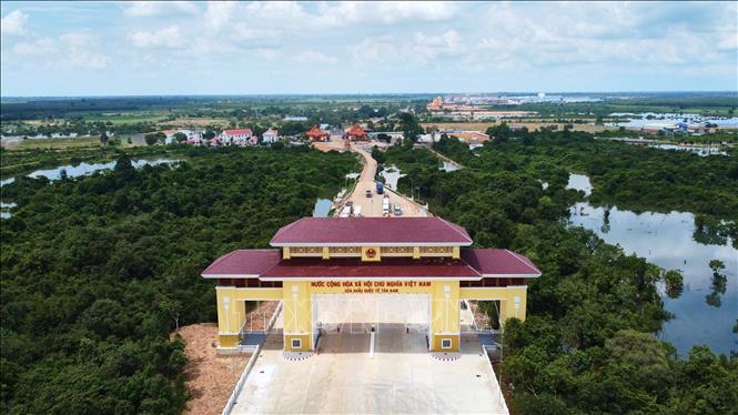 Quốc môn Cửa khẩu quốc tế Tân Nam đối diện Cửa khẩu quốc tế Meun Chay (tỉnh Prey Veng, Vương quốc Campuchia). Ảnh: Minh Phú – TTVXN