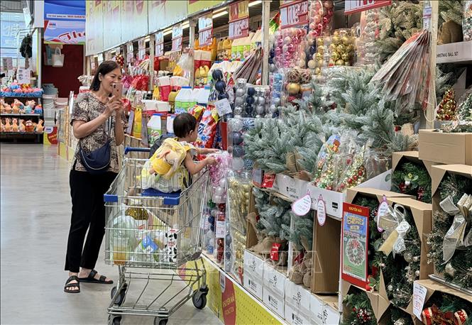 Các mặt hàng Giáng sinh rực rỡ tại một trung tâm thương mại ở phường Long Xuyên thu hút khách đến check-in. Ảnh: Thanh Sang – TTXVN
