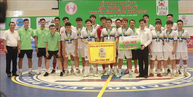 Ban Tổ chức trao giải nhì cho đội Thái Sơn Nam (TPHCM). Ảnh: Hồng Nhung - TTXVN