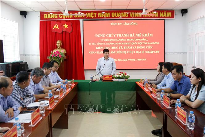 Bí thư Tỉnh ủy tỉnh Lâm Đồng Y Thanh Hà Niê Kđăm làm việc với xã Hàm Liêm về khắc phục thiệt hại nặng do mưa lũ gây ra. Ảnh: Nguyễn Thanh - TTXVN