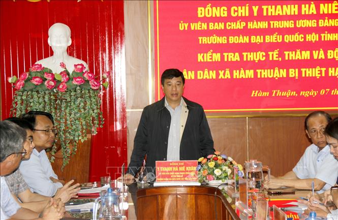 Bí thư Tỉnh ủy tỉnh Lâm Đồng Y Thanh Hà Niê Kđăm làm việc với xã Hàm Thuận về khắc phục thiệt hại nặng do mưa lũ gây ra. Ảnh: Nguyễn Thanh - TTXVN