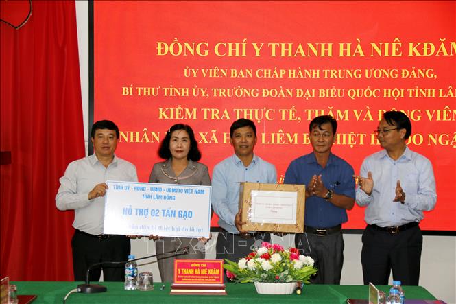 Tỉnh Lâm Đồng trao hỗ trợ cho người dân xã Hàm Liêm bị thiệt hại nặng do mưa lũ gây ra. Ảnh: Nguyễn Thanh - TTXVN