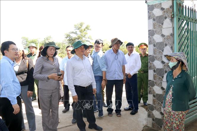 Đoàn công tác của Tỉnh ủy Lâm Đồng kiểm thăm hỏi, động viên người dân khu vực bị ngập nặng do mưa lũ tại xã Hàm Liêm. Ảnh: Nguyễn Thanh - TTXVN