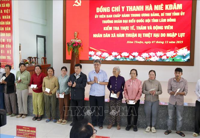 Tặng quà bà con xã Hàm Thuận (Lâm Đồng) bị thiệt hại nặng do mưa lũ gây ra. Ảnh: Nguyễn Thanh - TTXVN