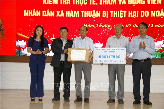 Tỉnh Lâm Đồng trao hỗ trợ cho người dân xã Hàm Thuận bị thiệt hại nặng do mưa lũ gây ra. Ảnh: Nguyễn Thanh - TTXVN