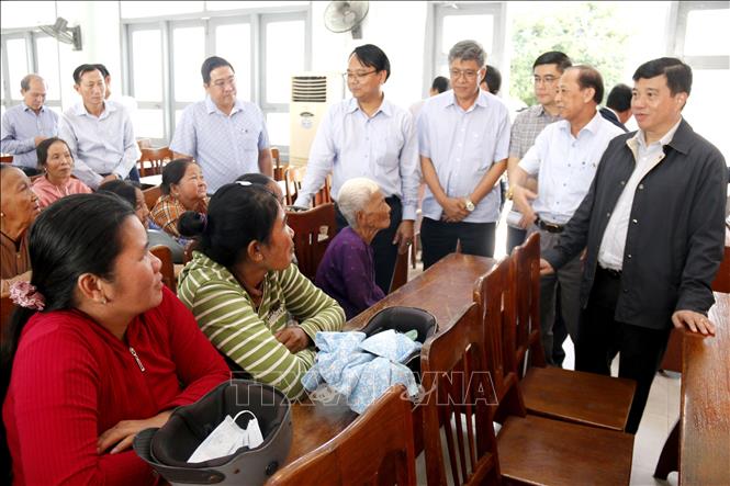 Bí thư Tỉnh ủy Lâm Đồng Y Thanh Hà Niê Kđăm (phải) thăm hỏi, động viên bà con xã Hàm Thuận bị thiệt hại nặng do mưa lũ gây ra. Ảnh: Nguyễn Thanh - TTXVN