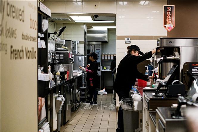 Nhân viên làm việc tại một nhà hàng ở New York, Mỹ. Ảnh: THX/TTXVN