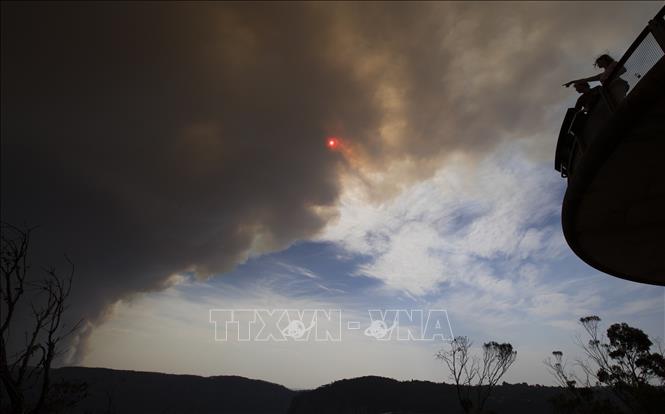 (Tư liệu) Khói bốc lên từ đám cháy rừng ở Blue Mountain, New South Wales, Australia. Ảnh: THX/TTXVN