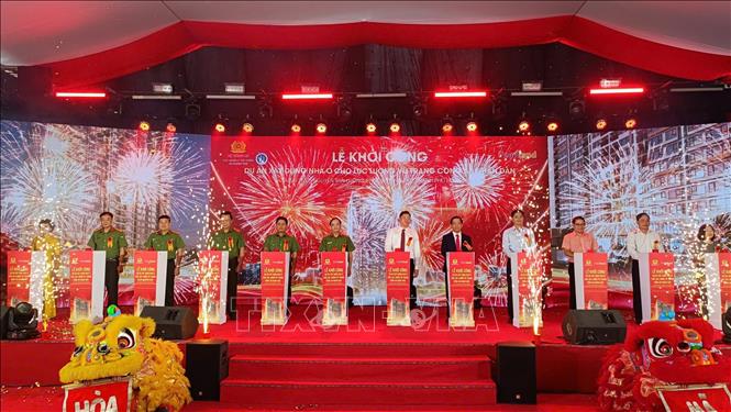 Các đại biểu thực hiện nghi thức khởi công Dự án. Ảnh: Linh Sơn- TTXVN