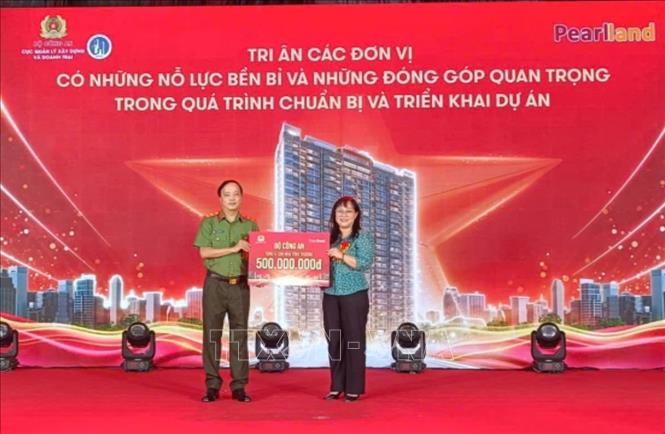 Bộ Công an trao tặng kinh phí cho địa phương thực hiện các chương trình an sinh xã hội. Ảnh: Linh Sơn-TTXVN