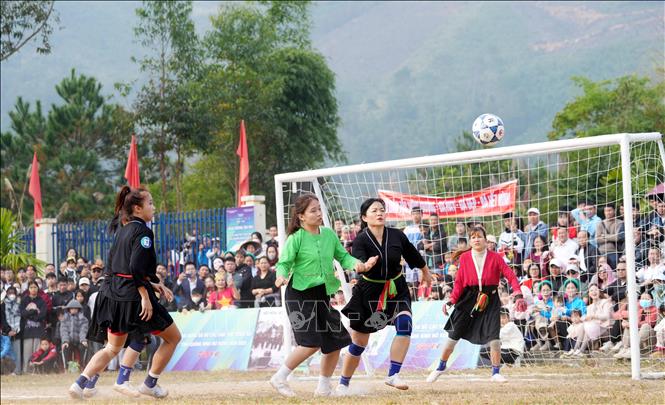 Pha bóng trong trận chung kết giữa Lâm Thượng (Lào Cai) với Mông Dương (Quảng Ninh). Ảnh: TTXVN phát