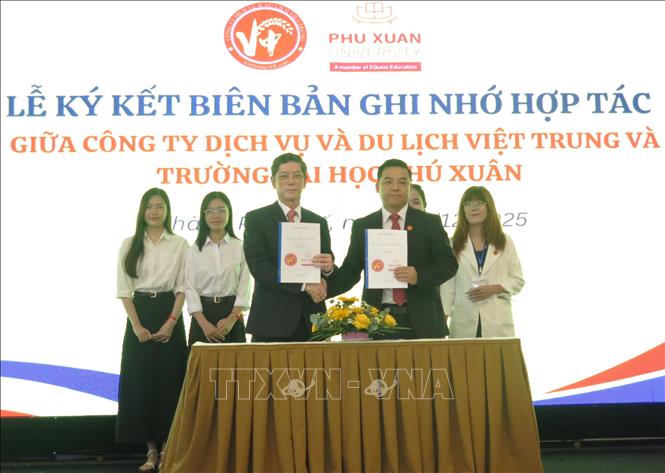 Ký kết biên bản ghi nhớ hợp tác giữa các đơn vị. Ảnh: Mai Trang - TTXVN                               