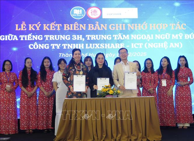 Ký kết biên bản ghi nhớ hợp tác giữa các đơn vị. Ảnh: Mai Trang - TTXVN                                                              