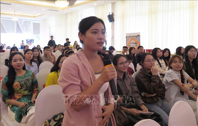 Sinh viên tiếng Trung tìm hiểu hành trang và sự chuẩn bị cần thiết khi đi du học hoặc làm việc tại Trung Quốc. Ảnh: Mai Trang - TTXVN                               