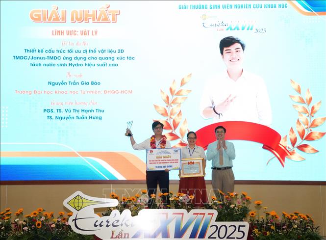 Trao giải cho thí sinh đoạt giải Nhất lĩnh vực Vật lý. Ảnh: Thu Hương - TTXVN