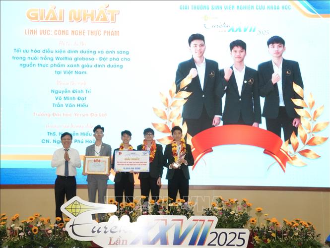 Trao giải cho nhóm thí sinh đoạt giải Nhất lĩnh vực Công nghệ thực phẩm. Ảnh: Thu Hương - TTXVN