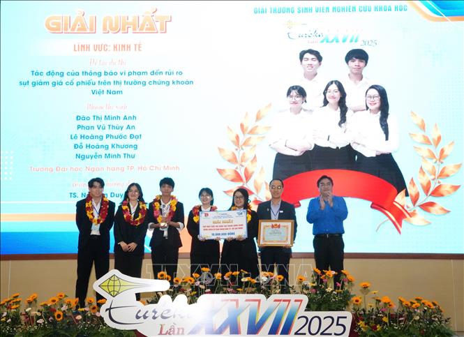 Trao giải cho nhóm thí sinh đoạt giải Nhất lĩnh vực Kinh tế. Ảnh: Thu Hương - TTXVN