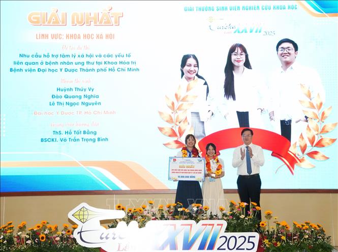 Trao giải cho nhóm thí sinh đoạt giải Nhất lĩnh vực Khoa học Xã hội. Ảnh: Thu Hương - TTXVN