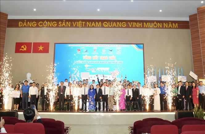 Lãnh đạo Thành phố Hồ Chí Minh cùng các nhóm thí sinh đoạt giải Nhất tại các lĩnh vực. Ảnh: Thu Hương - TTXVN