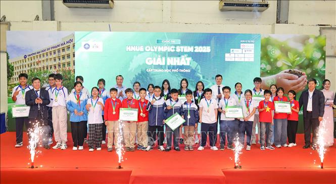 Các đội thi đạt giải Nhất ở các bảng: Tiểu học, THCS, THPT nhận giải. Ảnh: Thanh Tùng - TTXVN