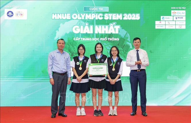 BTC trao giải Nhất cho các đội thi đạt giải ở bảng THPT. Ảnh: Thanh Tùng - TTXVN
