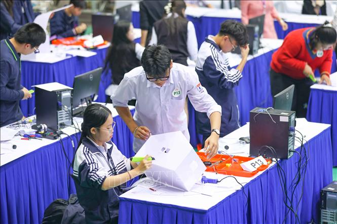 Cuộc thi là sân chơi học thuật uy tín – nơi thầy và trò cùng nhau trải nghiệm những giá trị giáo dục hiện đại, bền vững; nơi tri thức gắn liền với thực tiễn; nơi những ý tưởng xanh, mô hình xanh và khát vọng kiến tạo tương lai xanh của học sinh được nuôi dưỡng và lan tỏa mạnh mẽ. Ảnh: Thanh Tùng - TTXVN