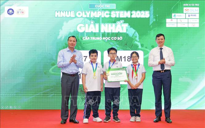 BTC trao giải Nhất cho các đội thi đạt giải ở bảng THCS. Ảnh: Thanh Tùng - TTXVN 