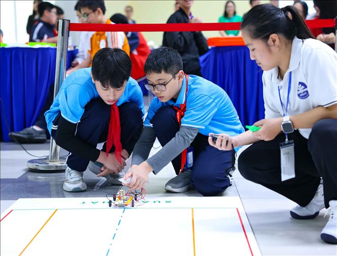 Cuộc thi quy tụ học sinh từ tiểu học đến THPT với kỳ vọng xây dựng sân chơi này thành điểm kết nối của “sự say mê, nhiệt huyết và khát vọng đưa kiến thức vào đời sống”, giúp học sinh nhận ra giá trị của học tập thông qua trải nghiệm thực tiễn. Ảnh: Thanh Tùng - TTXVN
