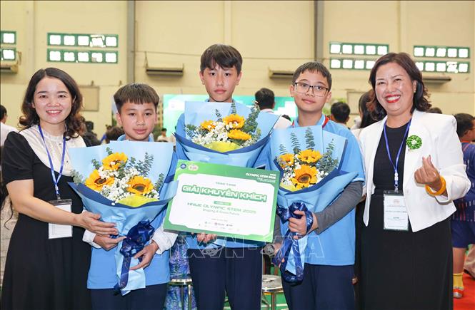 Ban Giám hiệu, giáo viên trường THCS Nguyễn Trãi A (xã Thường Tín, Hà Nội) chúc mừng đội thi của nhà trường. Ảnh: Thanh Tùng - TTXVN