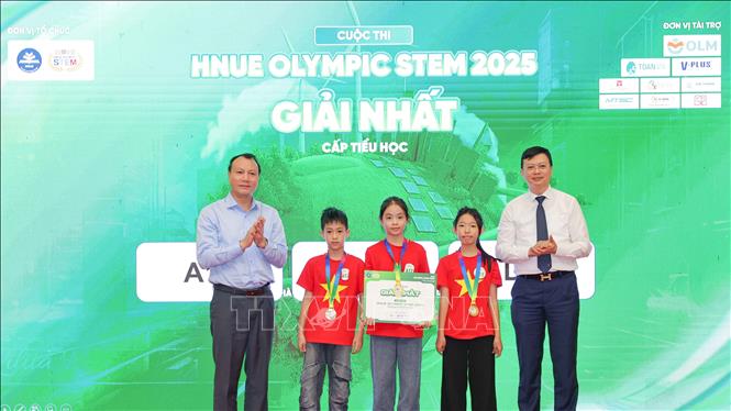 BTC trao giải Nhất cho các đội thi đạt giải ở bảng Tiểu học. Ảnh: Thanh Tùng - TTXVN 