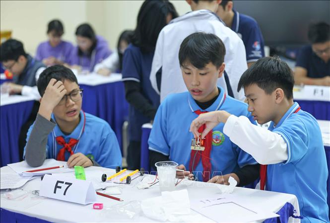 Học sinh Bùi Tuấn Anh, Đỗ Gia Bảo và Vũ Đức Huy đến từ lớp 7A2, trường THCS Nguyễn Trãi A (xã Thường Tín, Hà Nội) tự tin trong vòng thi chung kết. Ảnh: Thanh Tùng - TTXVN