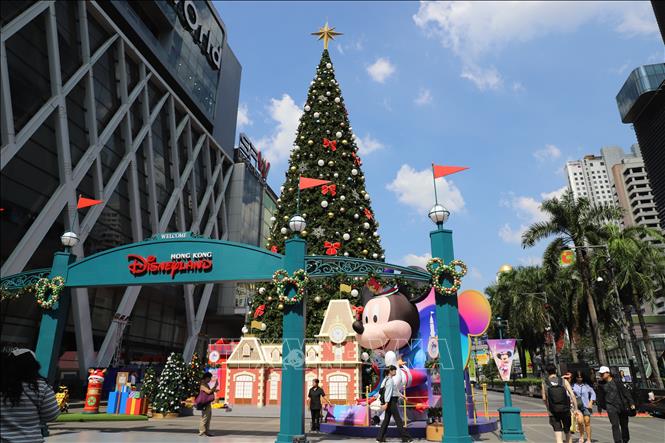 Cây thông Noel trước Trung tâm thương mại Central World năm nay được trang trí với chủ đề kỷ niệm 20 năm Disneyland Hongkong. Ảnh: Đỗ Sinh - PV TTXVN tại Thái Lan 