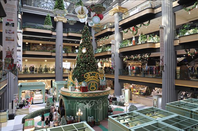 Chợ Giáng sinh với cây thông Noel lớn bên trong Trung tâm thương mại Gaysorn Amarin. Ảnh: Đỗ Sinh - PV TTXVN tại Thái Lan 