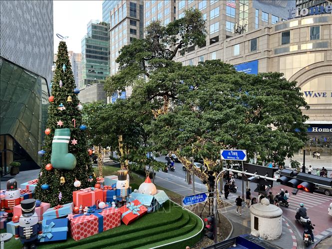 Như thường lệ, cây thông Noel trước Trung tâm thương mại Central Embassy luôn nổi bật mỗi dịp Giáng sinh. Ảnh: Đỗ Sinh - PV TTXVN tại Thái Lan 