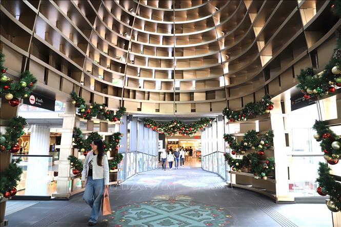 Lối vào Trung tâm thương mại Gaysorn Amarin được trang trí bằng tông màu xanh đỏ của Giáng sinh truyền thống. Ảnh: Đỗ Sinh - PV TTXVN tại Thái Lan 