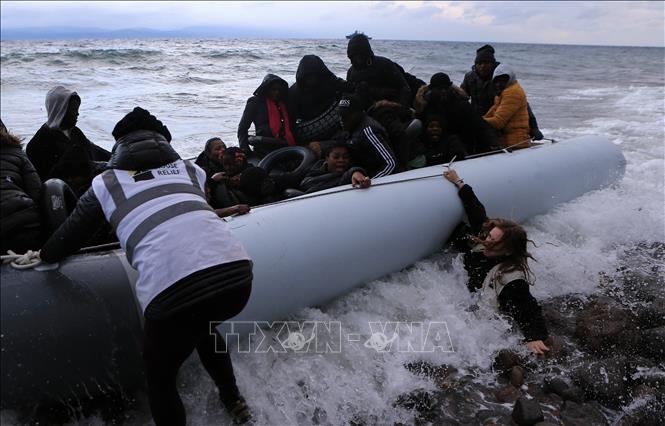 (Tư liệu) Người di cư chờ được giải cứu ngoài khơi đảo Lesbos, Hy Lạp. Ảnh: THX/TTXVN