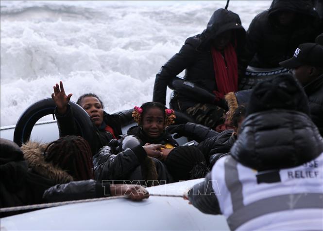 (Tư liệu) Người di cư chờ được giải cứu ngoài khơi đảo Lesbos, Hy Lạp. Ảnh: THX/TTXVN