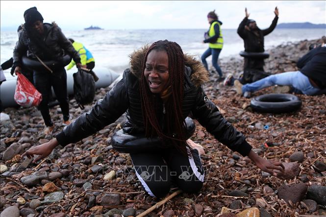 (Tư liệu) Người di cư được giải cứu lên đảo Lesbos, Hy Lạp. Ảnh: THX/TTXVN