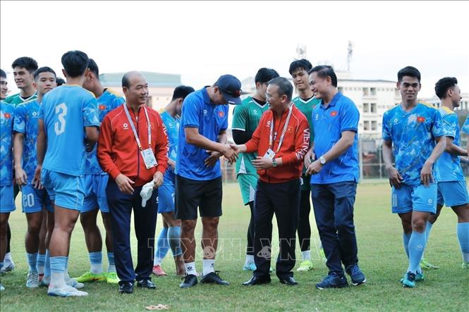 Trưởng đoàn Thể thao Việt Nam Nguyễn Hồng Minh và phó đoàn Hoàng Quốc Vinh tới thăm, động viên các cầu thủ đội tuyển U22 Việt Nam. Ảnh: Minh Quyết - PV TTXVN tại Thái Lan