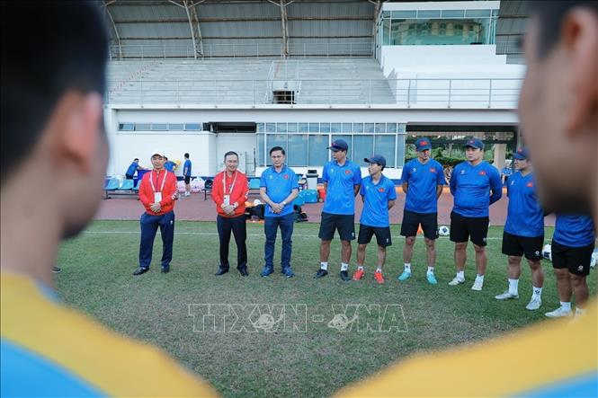 Trưởng đoàn Thể thao Việt Nam Nguyễn Hồng Minh và phó đoàn Hoàng Quốc Vinh tới thăm, động viên các cầu thủ đội tuyển U22 Việt Nam. Ảnh: Minh Quyết - PV TTXVN tại Thái Lan