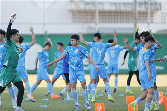 Các cầu thủ U22 Việt Nam khởi động trước buổi tập. Ảnh: Minh Quyết - PV TTXVN tại Thái Lan