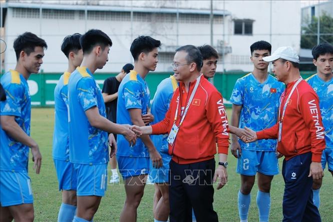 Trưởng đoàn Thể thao Việt Nam Nguyễn Hồng Minh và phó đoàn Hoàng Quốc Vinh tới thăm, động viên các cầu thủ đội tuyển U22 Việt Nam. Ảnh: Minh Quyết - PV TTXVN tại Thái Lan