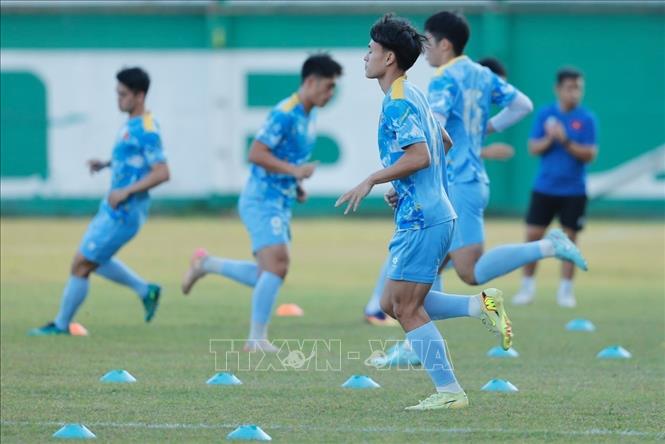 Các cầu thủ U22 Việt Nam khởi động trước buổi tập. Ảnh: Minh Quyết - PV TTXVN tại Thái Lan