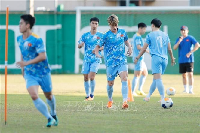 Các cầu thủ U22 Việt Nam tập phối hợp bóng ngắn. Ảnh: Minh Quyết - PV TTXVN tại Thái Lan