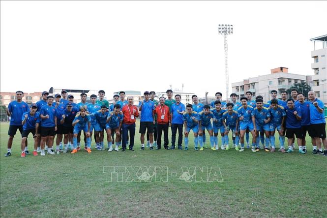 Trưởng đoàn Thể thao Việt Nam Nguyễn Hồng Minh và phó đoàn Hoàng Quốc Vinh tới thăm, động viên các cầu thủ đội tuyển U22 Việt Nam. Ảnh: Minh Quyết - PV TTXVN tại Thái Lan