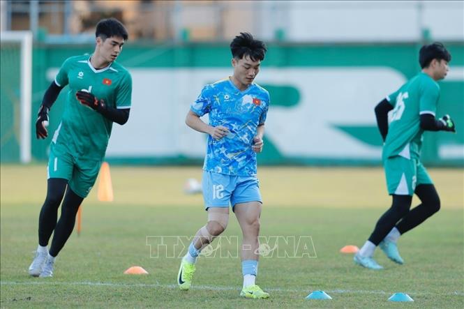 Các cầu thủ U22 Việt Nam khởi động trước buổi tập. Ảnh: Minh Quyết - PV TTXVN tại Thái Lan