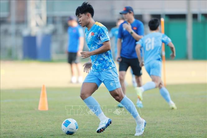 Các cầu thủ U22 Việt Nam tập phối hợp bóng ngắn. Ảnh: Minh Quyết - PV TTXVN tại Thái Lan