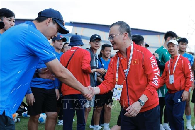Trưởng đoàn Thể thao Việt Nam Nguyễn Hồng Minh và phó đoàn Hoàng Quốc Vinh tới thăm, động viên các cầu thủ đội tuyển U22 Việt Nam. Ảnh: Minh Quyết - PV TTXVN tại Thái Lan